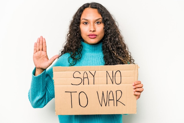 Jovem hispânica segurando dizer que não há cartaz de guerra isolado no fundo branco