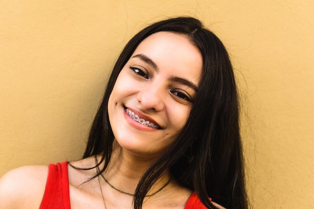 Jovem hispânica sorrindo com o conceito de odontologia de suportes