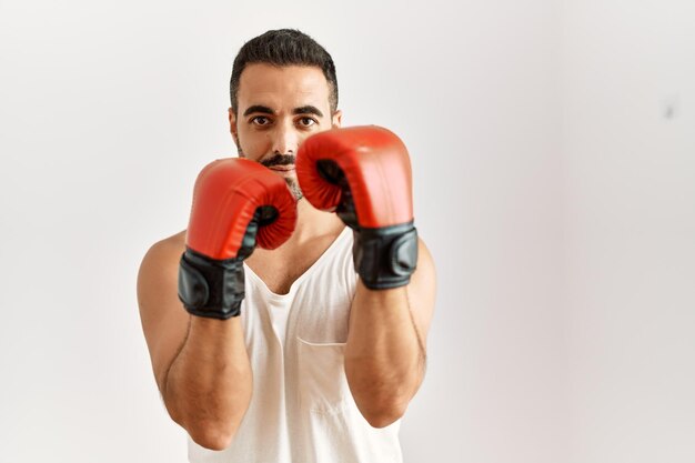 Foto jovem hispânico boxe sobre fundo branco isolado