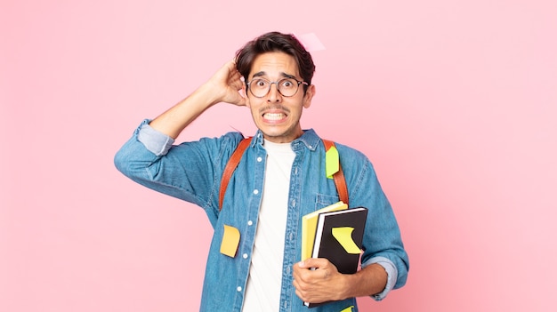 Jovem hispânico se sentindo estressado, ansioso ou com medo, com as mãos na cabeça. conceito de estudante