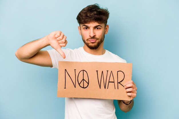 Foto jovem hispânico segurando nenhum cartaz de guerra isolado no fundo branco