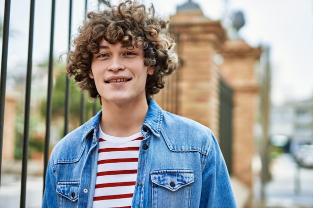 Jovem hispânico sorrindo para a cidade