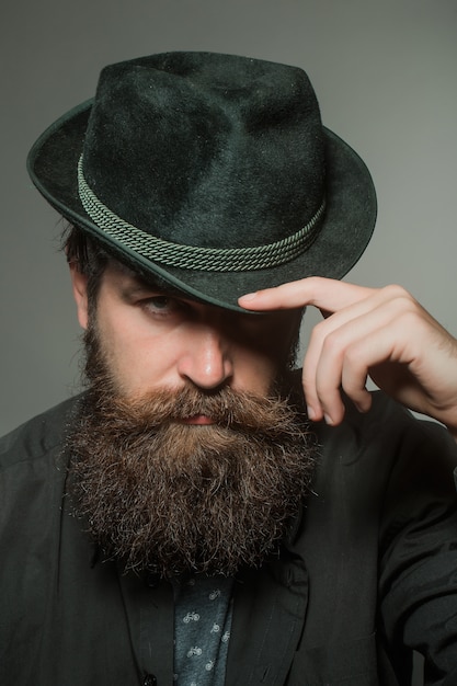 Foto jovem homem barbudo bonito com bigode de barba longa