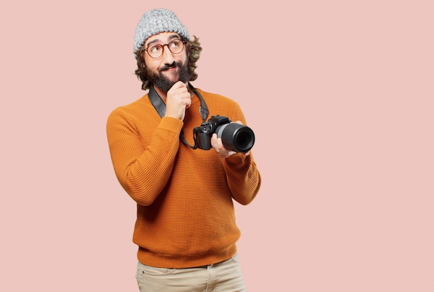 Jovem homem barbudo com câmera fotográfica