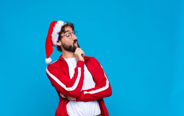 Jovem homem barbudo louco com chapéu de Papai Noel. Conceito de natal