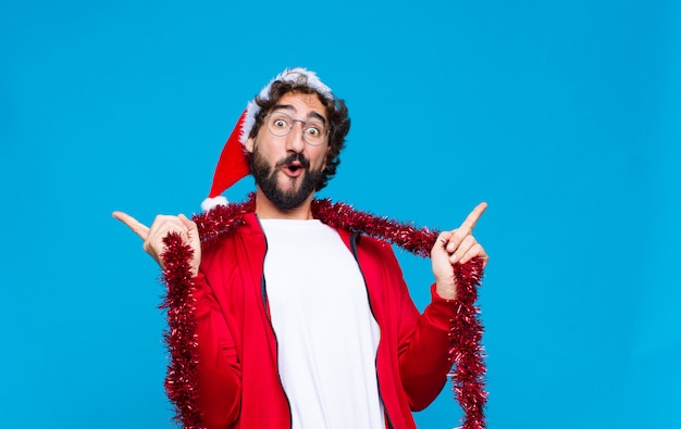 Jovem homem barbudo louco com chapéu de Papai Noel. Conceito de natal