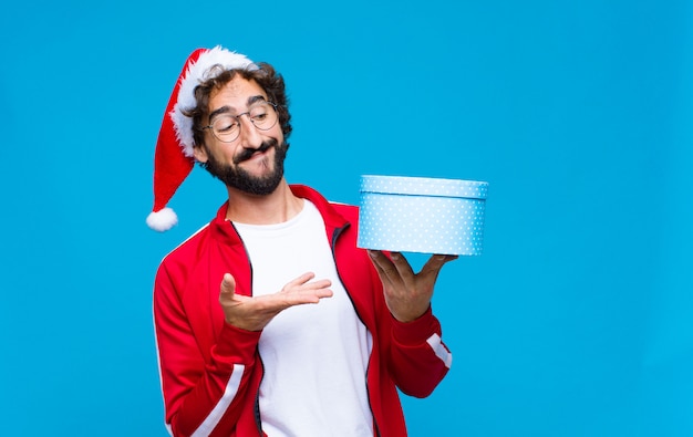 Jovem homem barbudo louco com chapéu de Papai Noel. Conceito de natal