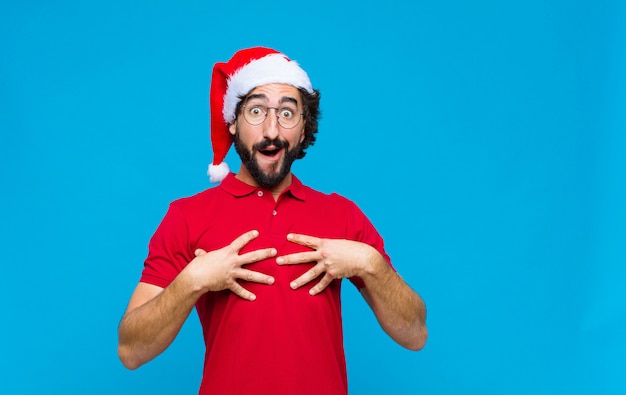 Jovem homem barbudo louco com chapéu de Papai Noel. Conceito de natal