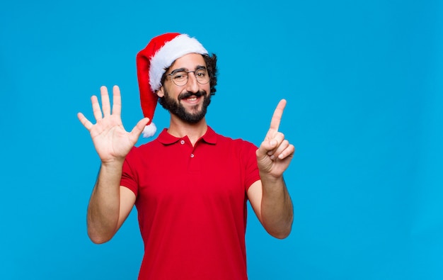 Jovem homem barbudo louco com chapéu de Papai Noel. Conceito de natal