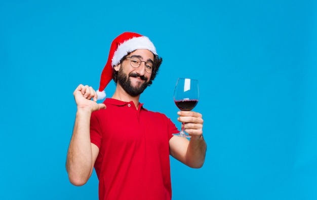 Jovem homem barbudo louco com chapéu de Papai Noel. Conceito de natal