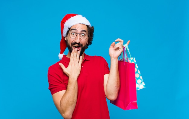 Jovem homem barbudo louco com chapéu de Papai Noel. Conceito de natal