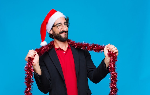 Jovem homem barbudo louco com chapéu de Papai Noel. Conceito de natal