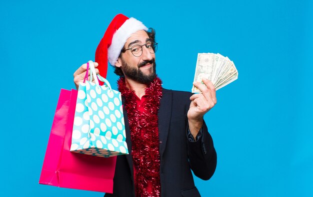 Jovem homem barbudo louco com chapéu de Papai Noel. Conceito de natal