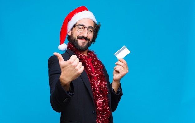 Jovem homem barbudo louco com chapéu de Papai Noel. Conceito de natal