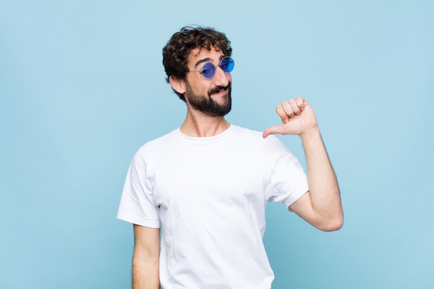 Jovem homem barbudo louco usando óculos de sol