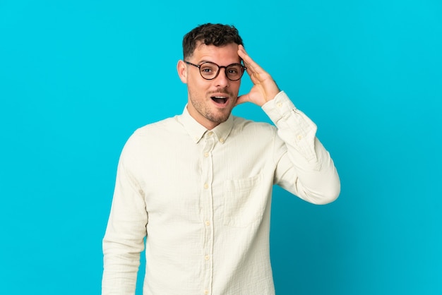 Jovem homem bonito caucasiano em azul percebeu algo e pretende a solução