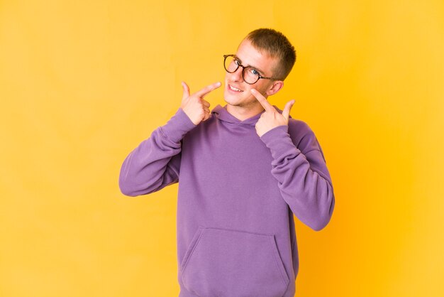 Jovem homem bonito caucasiano isolado expressando emoções