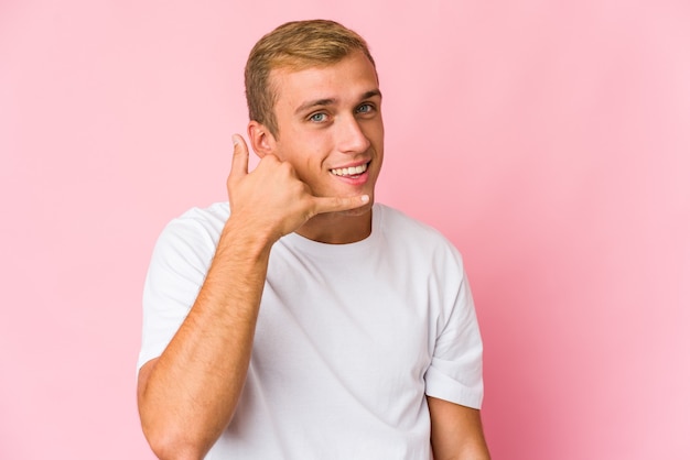 Jovem homem bonito caucasiano isolado expressando emoções