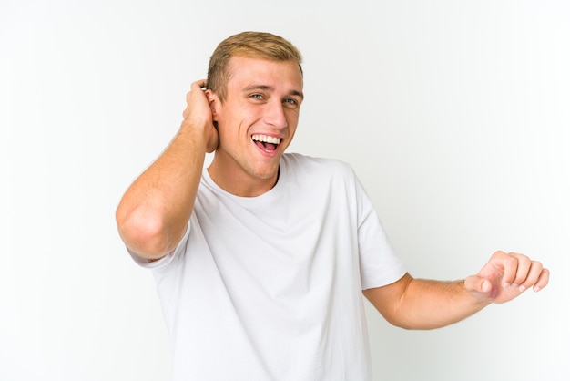 Jovem homem bonito caucasiano isolado expressando emoções