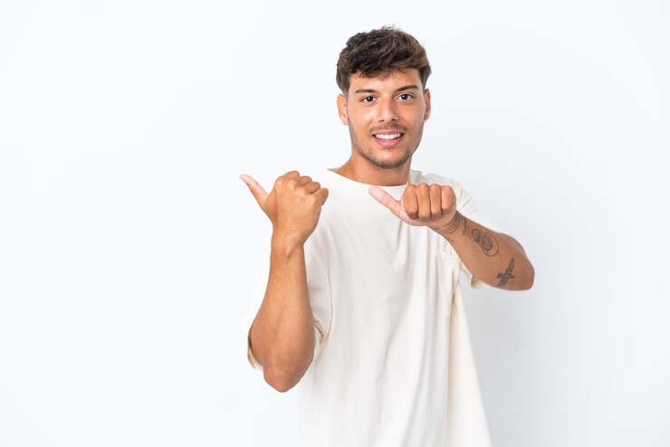 Foto jovem homem bonito, caucasiano, isolado no fundo branco, apontando para o lado para apresentar um produto