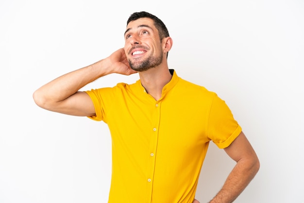 Jovem homem bonito, caucasiano, isolado no fundo branco, pensando em uma ideia.