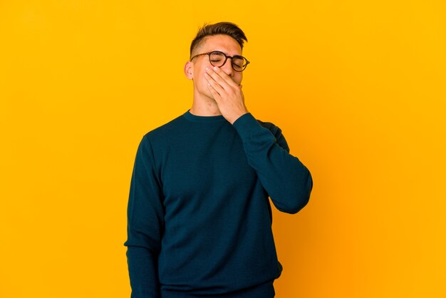 Jovem homem bonito caucasiano isolado rindo de emoção feliz, despreocupada e natural.