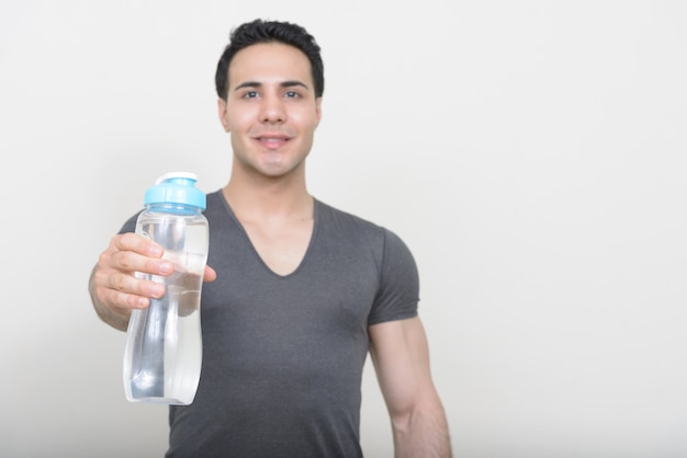 Foto jovem homem bonito musculoso pronto para a academia em branco