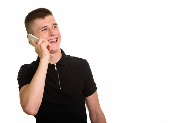 Jovem homem branco feliz sorrindo e falando no celular wh
