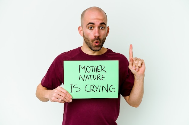 Jovem homem careca caucasiano segurando uma mãe natureza chorando em branco, tendo uma ótima ideia, o conceito de criatividade.