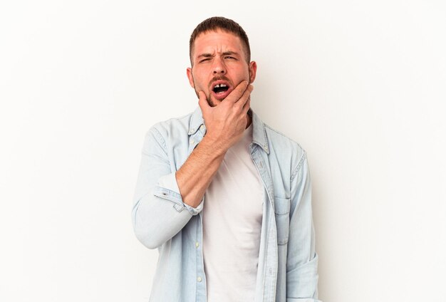 Jovem homem caucasiano com diastema isolado no fundo branco, tendo uma forte dor nos dentes, dor molar.