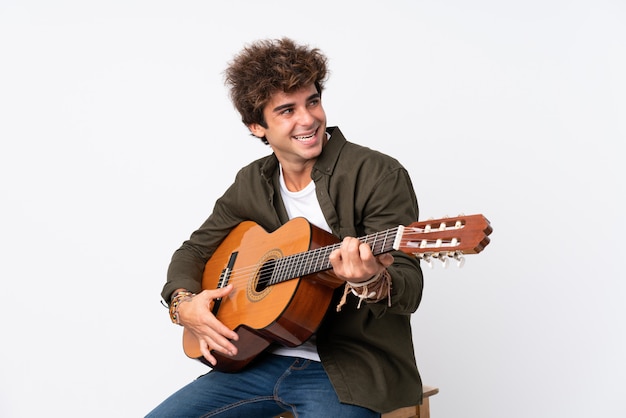 Foto jovem homem caucasiano com guitarra