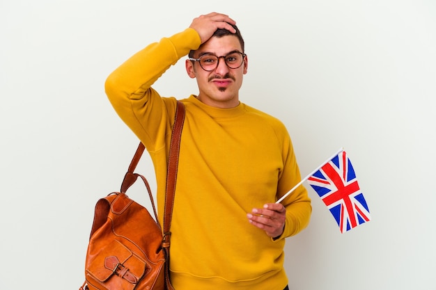 Jovem homem caucasiano estudando inglês isolado no branco sendo chocado, ela se lembrou de uma reunião importante.