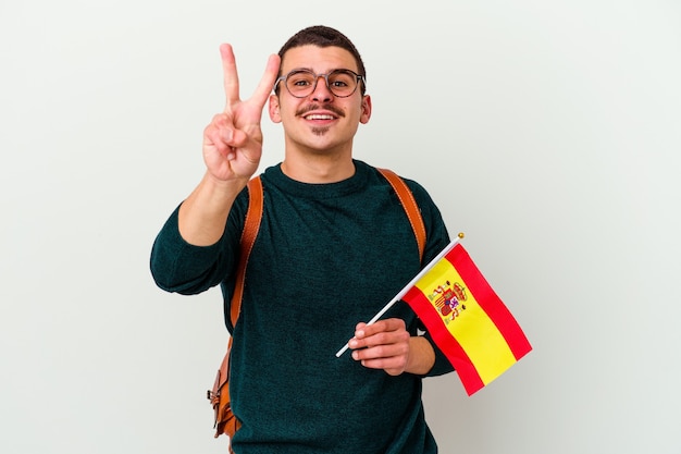 Jovem homem caucasiano estudando inglês isolado