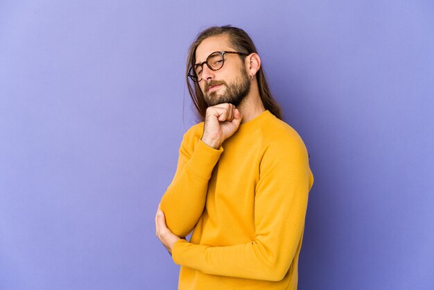 Jovem homem caucasiano expressando emoções isolado