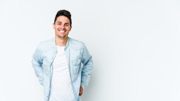 Foto jovem homem caucasiano feliz, sorridente e alegre.