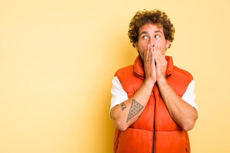 Foto jovem homem caucasiano inteligente em fundo amarelo pensativo olhando para um espaço de cópia