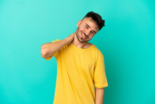 Jovem homem caucasiano isolado em um fundo azul rindo