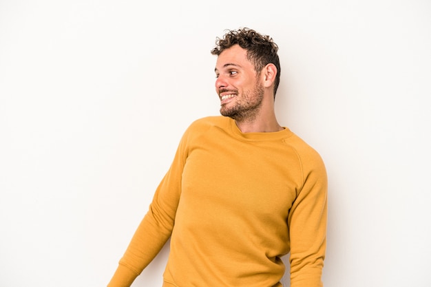 Jovem homem caucasiano isolado no fundo branco relaxado e feliz rindo, pescoço esticado, mostrando os dentes.