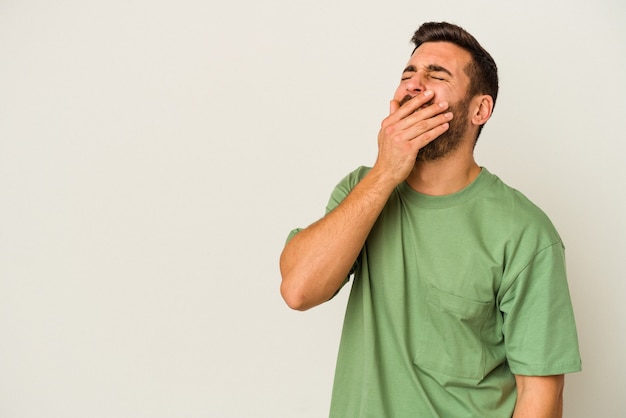 Jovem homem caucasiano isolado no fundo branco, rindo de emoção feliz, despreocupada e natural.