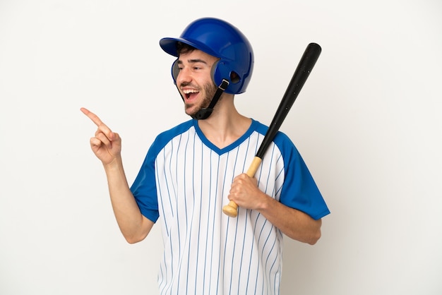 Jovem homem caucasiano jogando beisebol isolado no fundo branco com a intenção de perceber a solução enquanto levanta um dedo