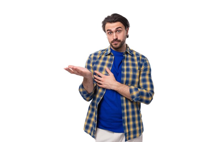 Foto jovem homem caucasiano moreno com barba e brincos está vestido com uma camisa azul a quadros e uma camiseta