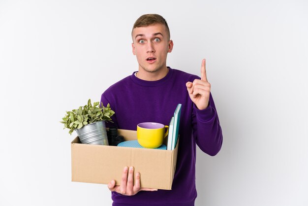 Jovem homem caucasiano, movendo-se para uma nova casa, tendo uma idéia, conceito de inspiração.