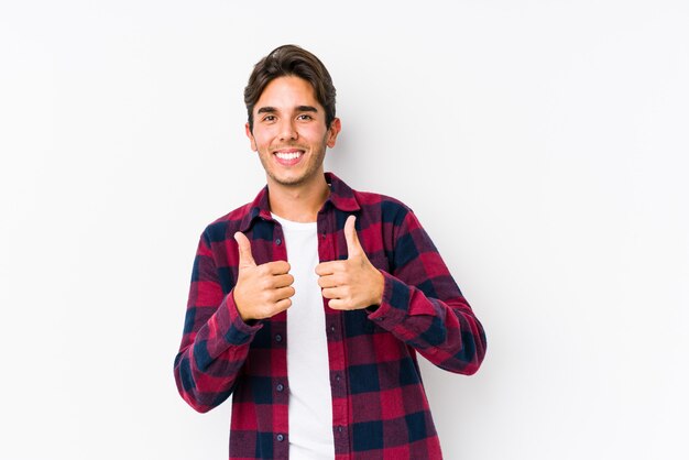 Jovem homem caucasiano posando de rosa