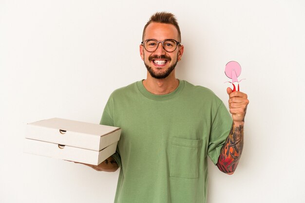 Jovem homem caucasiano segurando pizzas