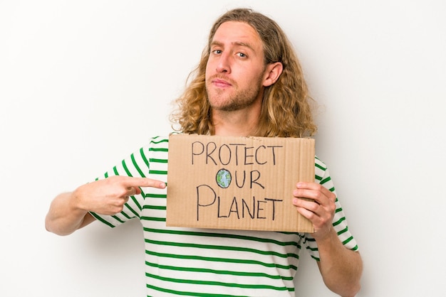 Jovem homem caucasiano segurando proteger seu cartaz do planeta isolado no fundo branco