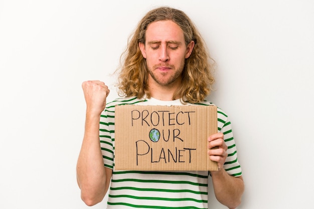 Jovem homem caucasiano segurando proteger seu cartaz do planeta isolado no fundo branco