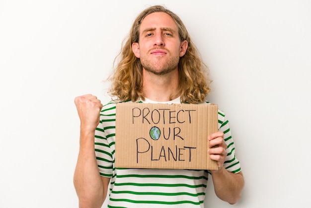 Jovem homem caucasiano segurando proteger seu cartaz do planeta isolado no fundo branco