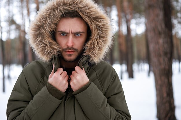 Jovem homem caucasiano sério. Inverno