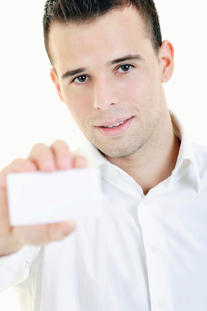 jovem homem de negócios feliz com cartão vazio isolado em branco