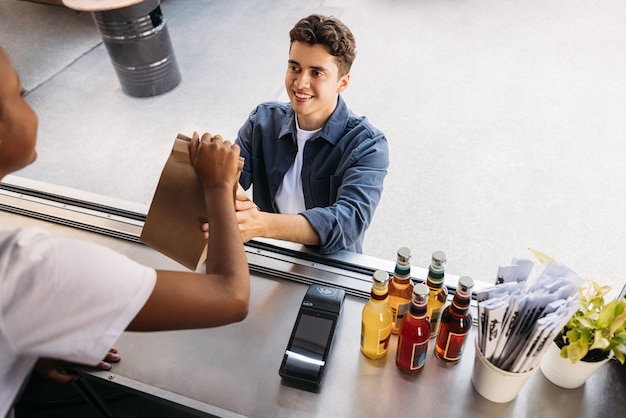 Foto jovem homem e mulher de pé na mesa